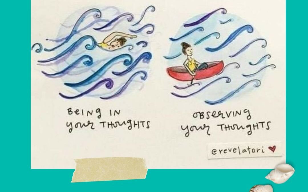 tekening van een vrouw zwemmend in de zee met als bijschrift ´observing your thoughts´ en daarnaast een vrouw in een bootje op de zee, met als bijschrift ´observing your thoughts´, getekend door revelatori
