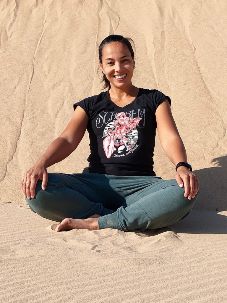 Pamela in het zand Yogadocent Pamela Heesbeen - Manuhutu in Portugal, de Algarve