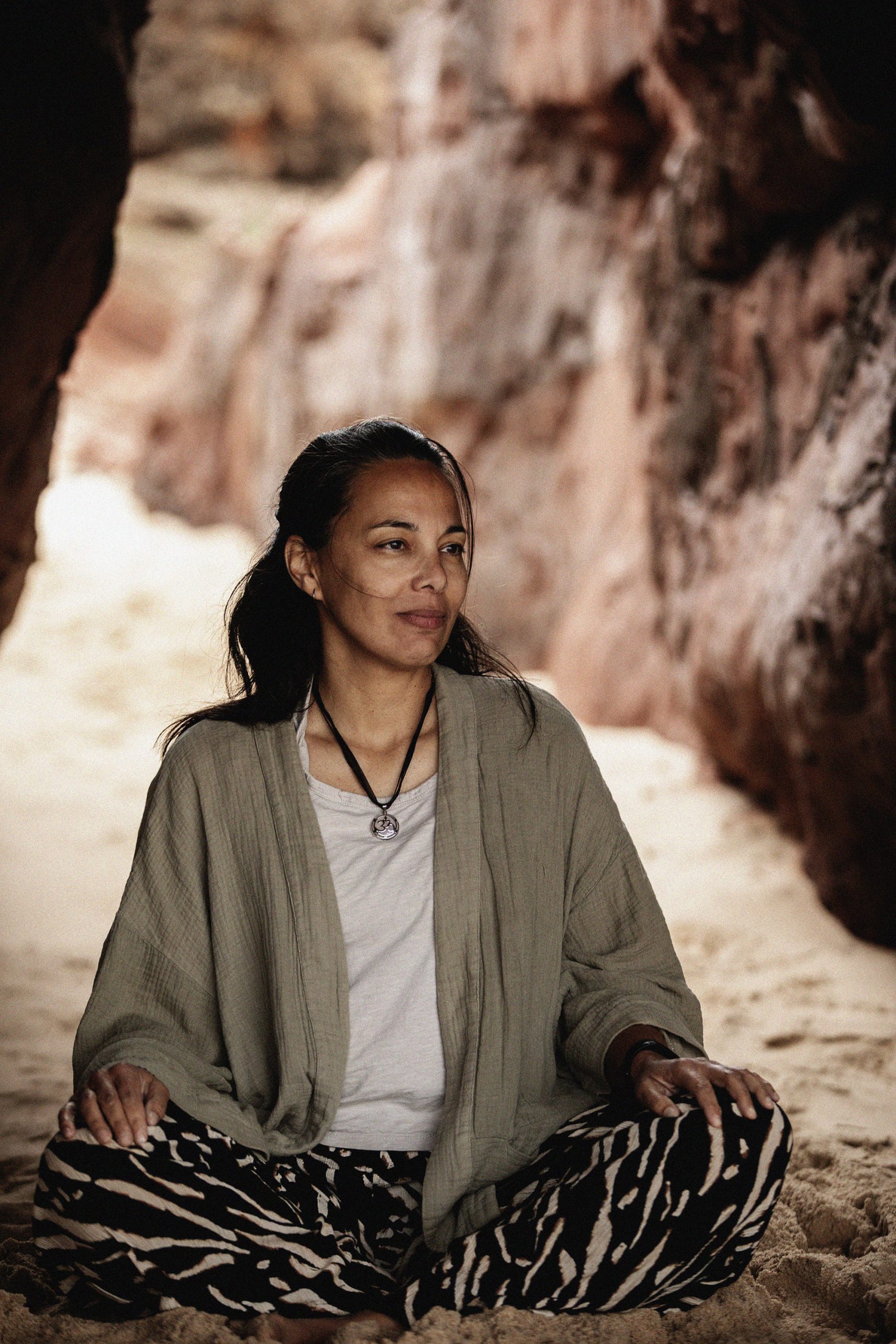 Pamela_01_Pause Retreat April Pamela geniet van haar deelnemers aan het Pauze Retreat Portugal oktober tijdens een yogasessie in de Algarve